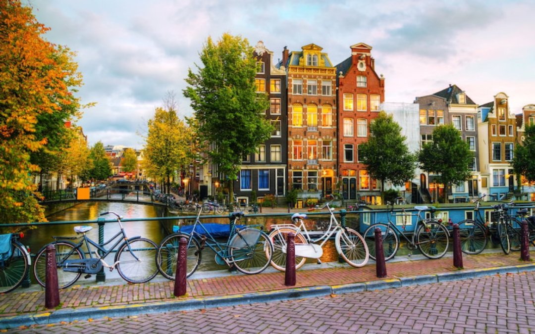 Quoi manger à Amsterdam? Cuisine de rue incontournable à proximité du port fluvial