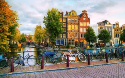 Quoi manger à Amsterdam? Cuisine de rue incontournable à proximité du port fluvial