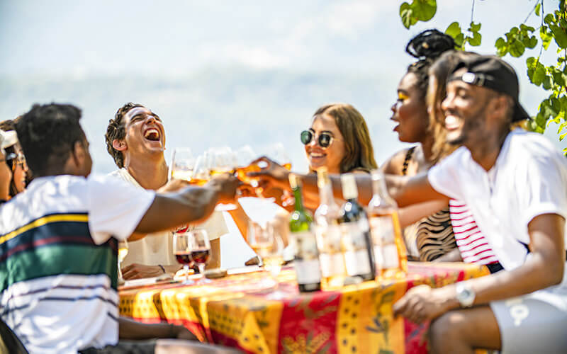 Réunissez-vous par le voyage en réservant avec Contiki